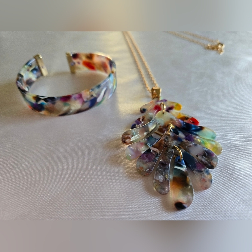Colorful Resin Leaf Pendant Necklace and Bracelet Set NWOT - Picture 2 of 3